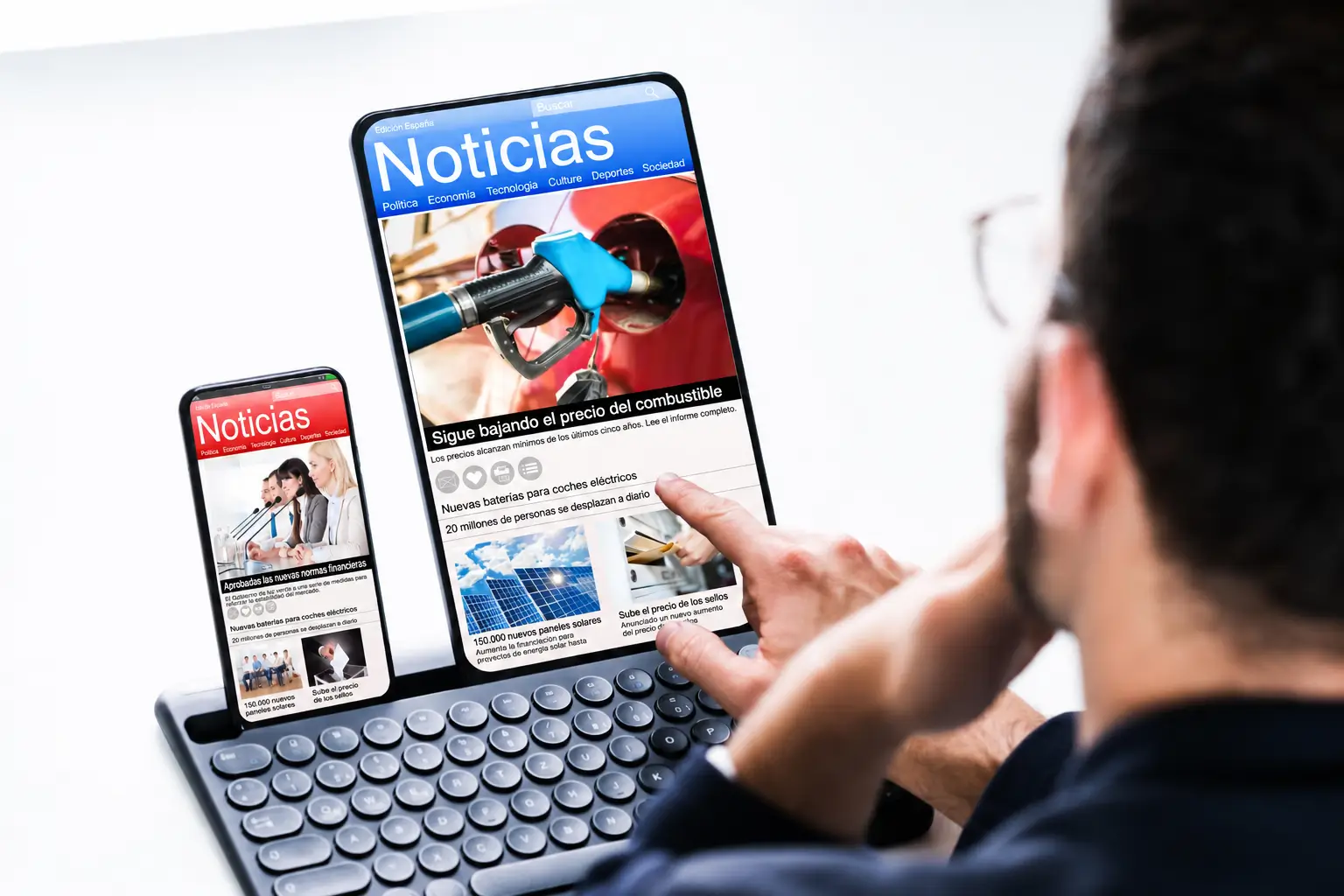 Lector consultando noticias en una tableta y un móvil