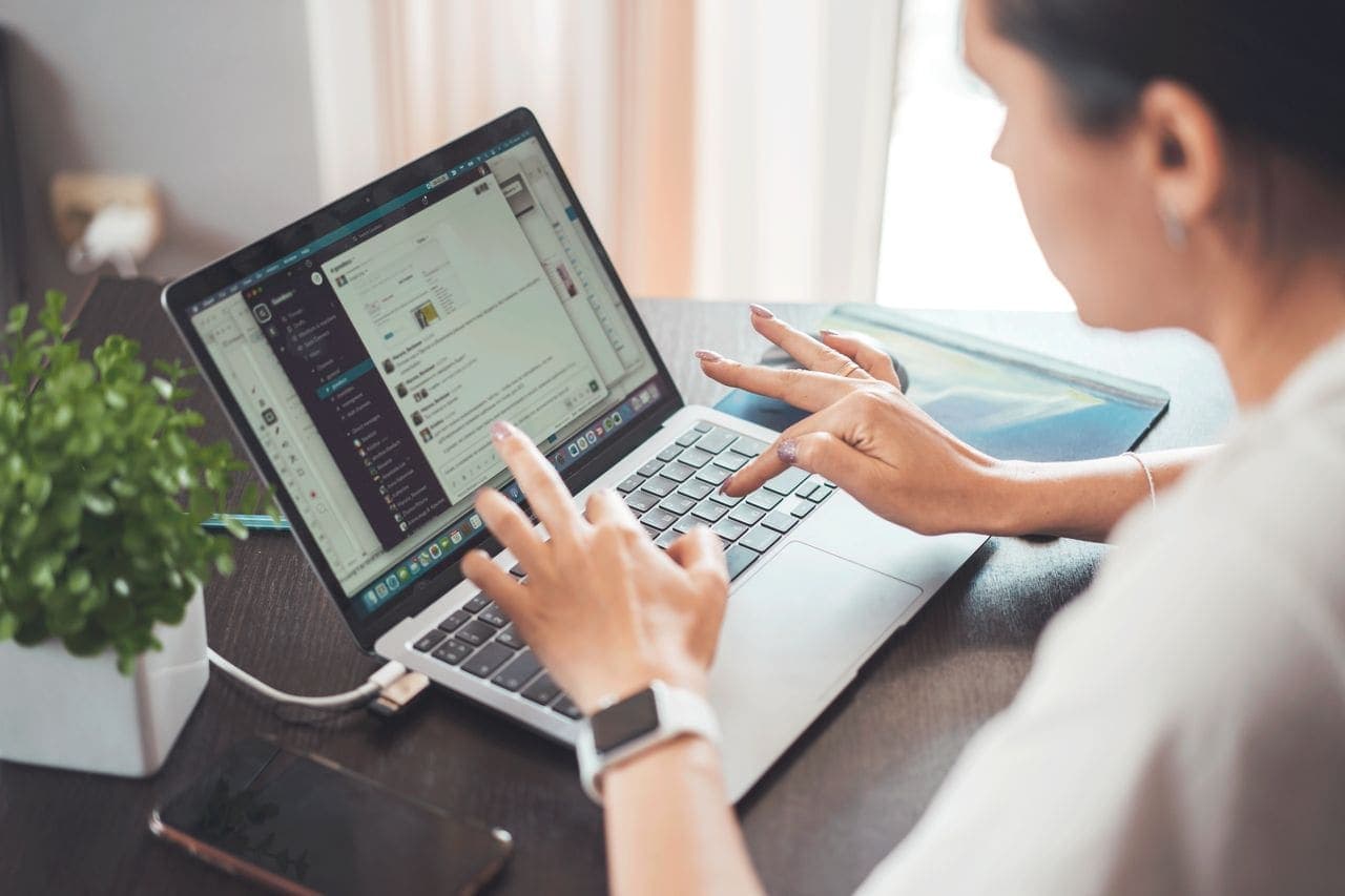 Persona enviando comunicaciones digitales desde un ordenador