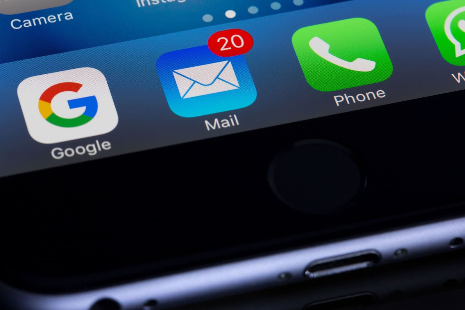 Pantalla de móvil con la app de correo mostrando veinte notificaciones sin leer