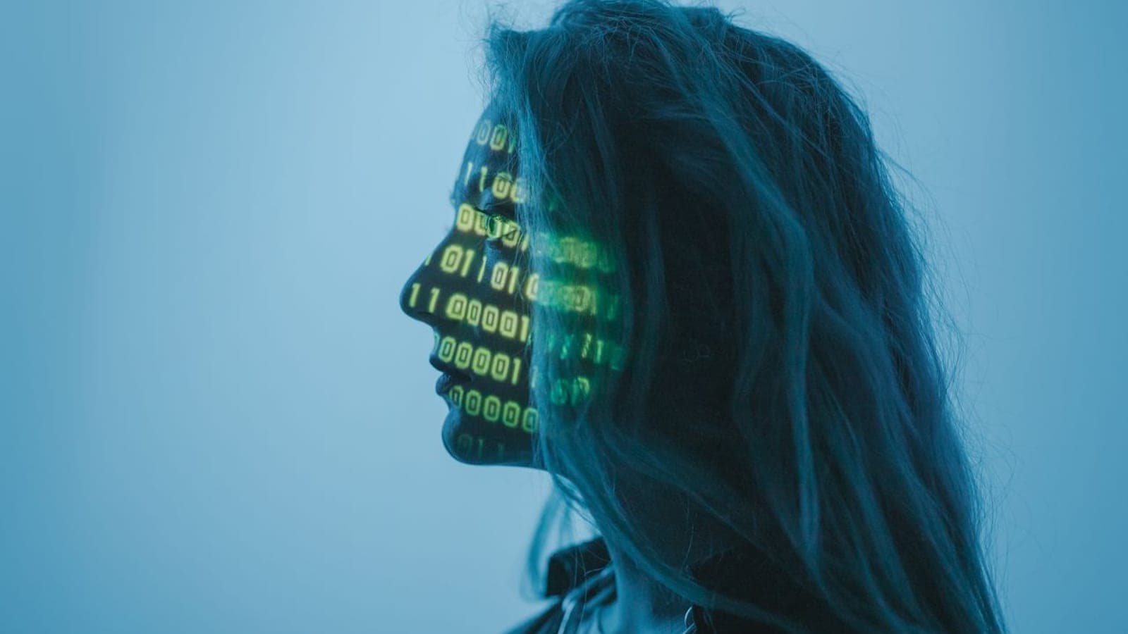 Persona consultando un asistente de inteligencia artificial en la pantalla de un portátil