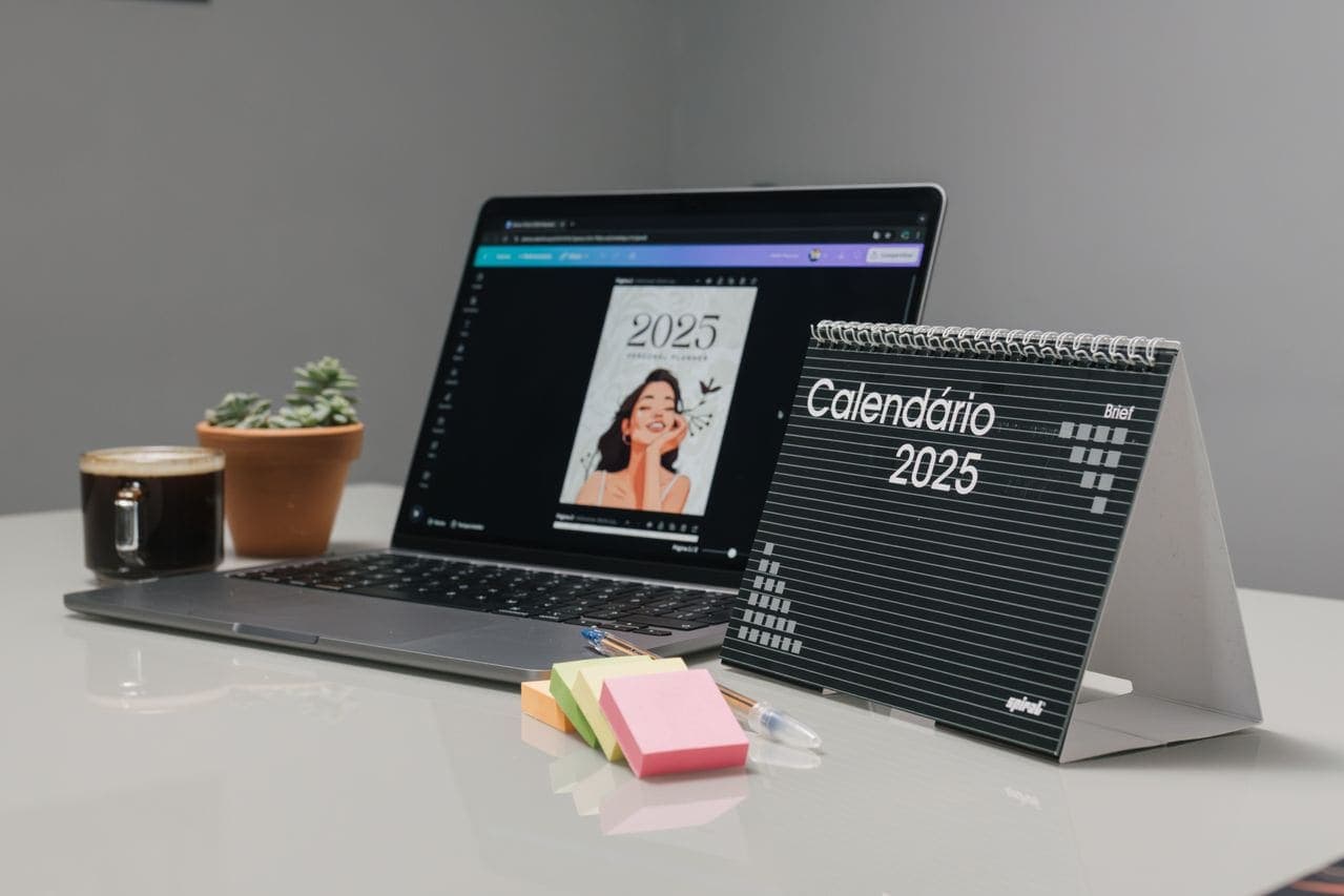 Agenda y calendario sobre un escritorio de oficina