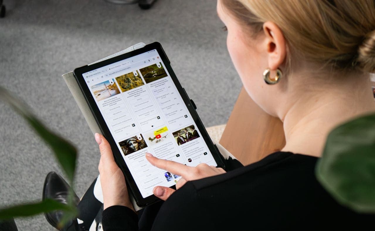 Persona leyendo noticias en una tableta con expresión concentrada
