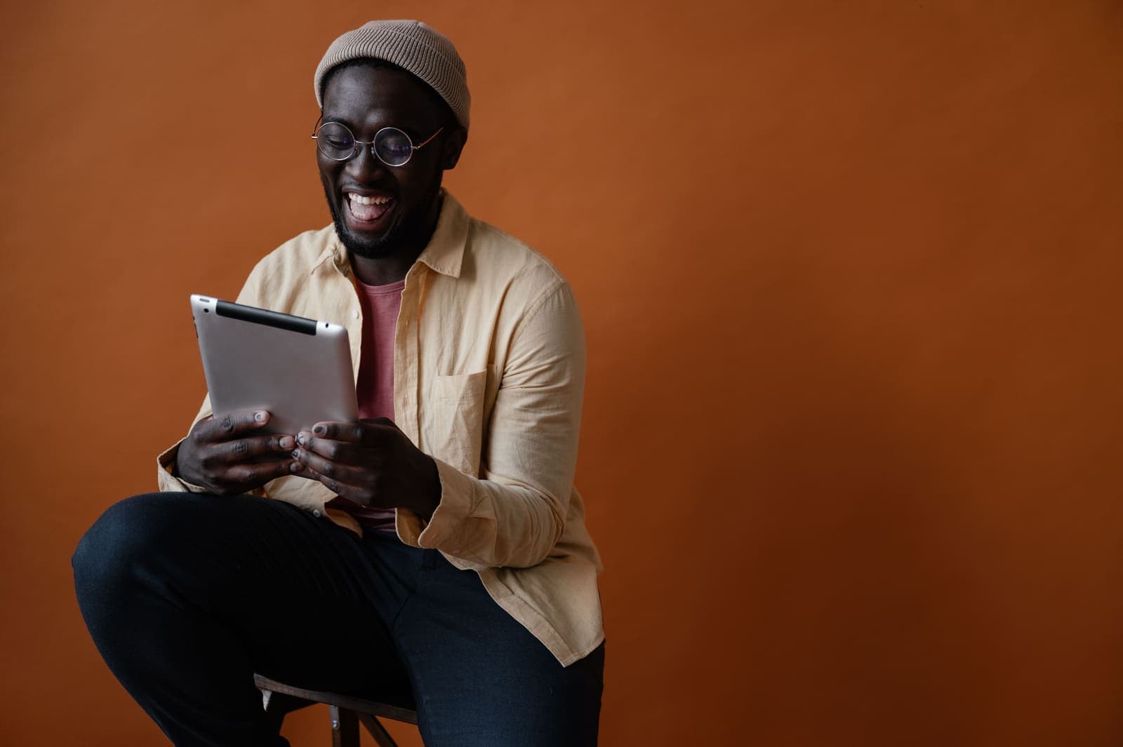 Persona usando una tableta con contenido editorial digital
