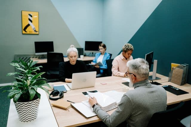 Equipo de comunicación planificando la difusión de una nota de prensa