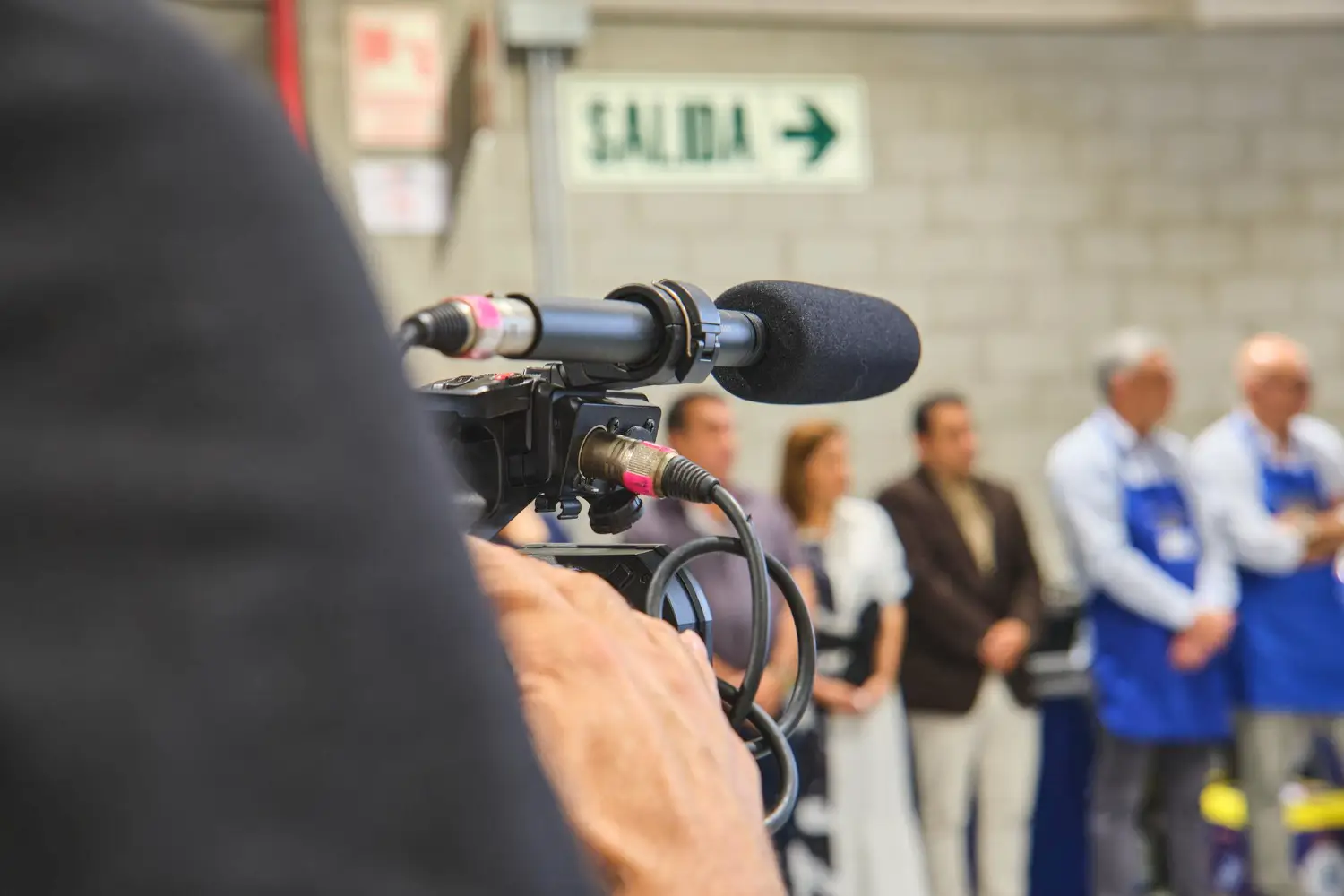 Cámara de televisión grabando la presentación de una empresa
