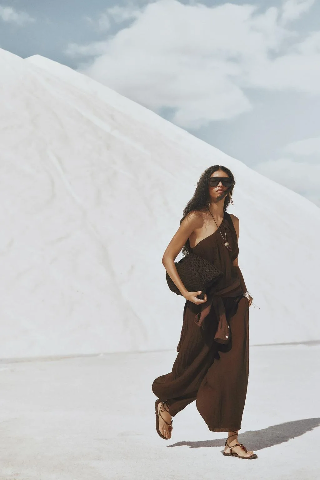 01 LEFTIES WOMAN COLLECT SALT DUSK