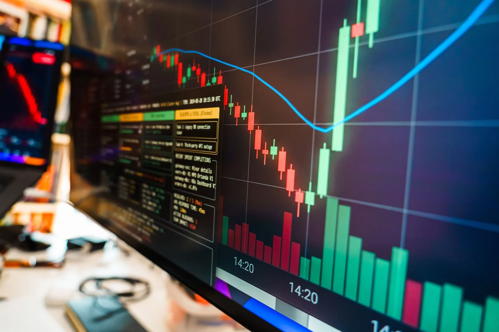 Primer plano de un monitor financiero que muestra datos y gráficos de criptomonedas en tiempo real en una oficina moderna.