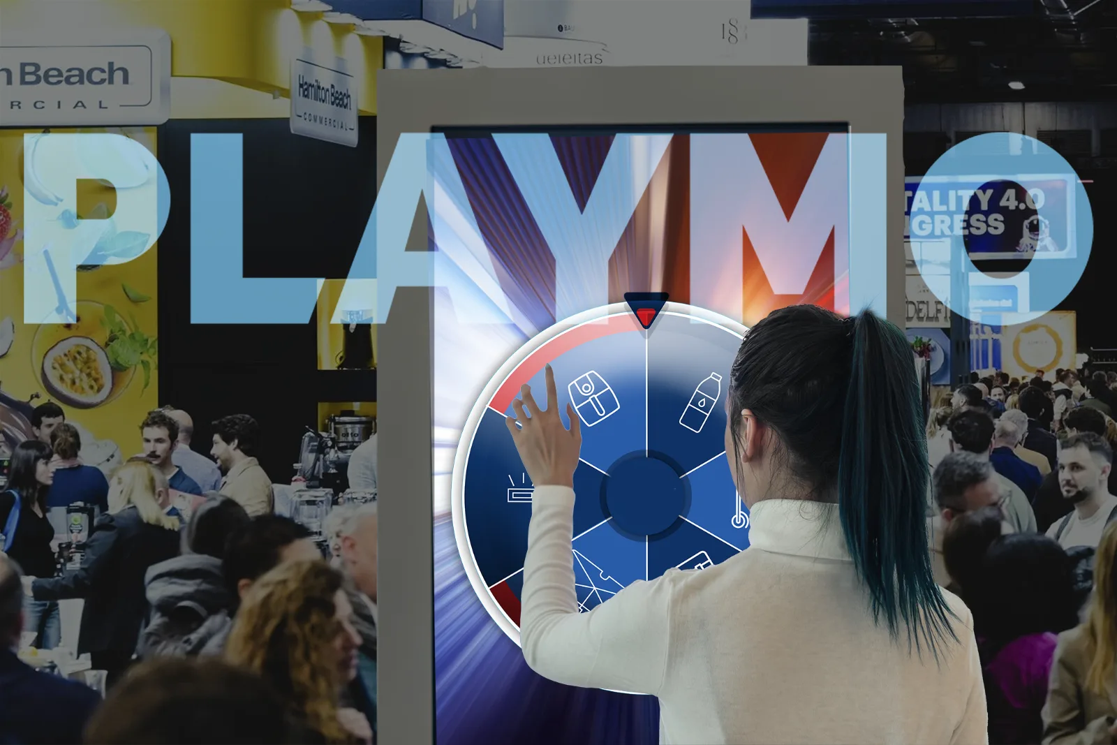 Visitante jugando a una ruleta de premios de Playmo en un tótem digital en una feria
