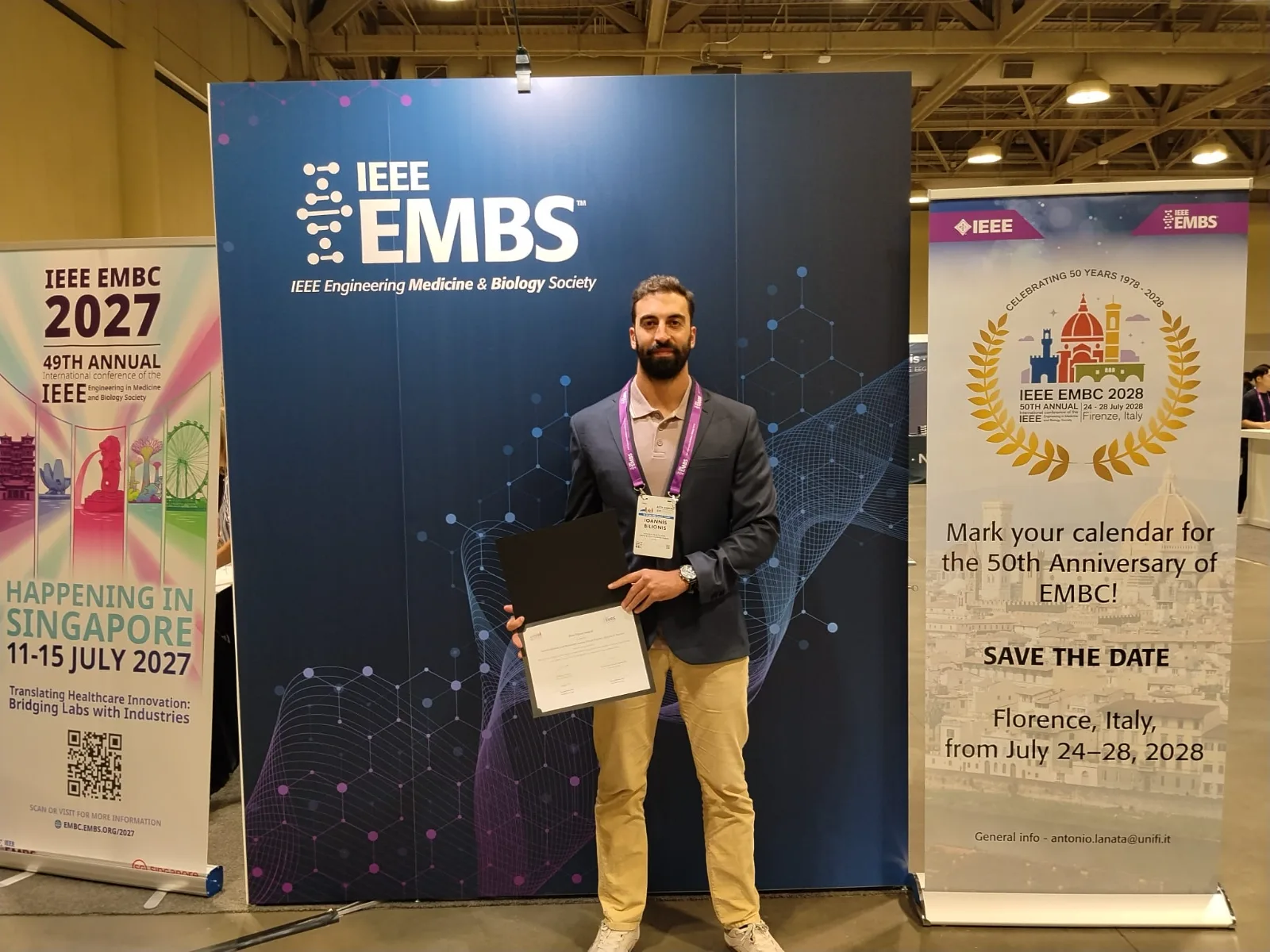 Foto Ioannis Bilionis (Adhera Health) con el premio en el congreso mundial de ingenieria biomedica