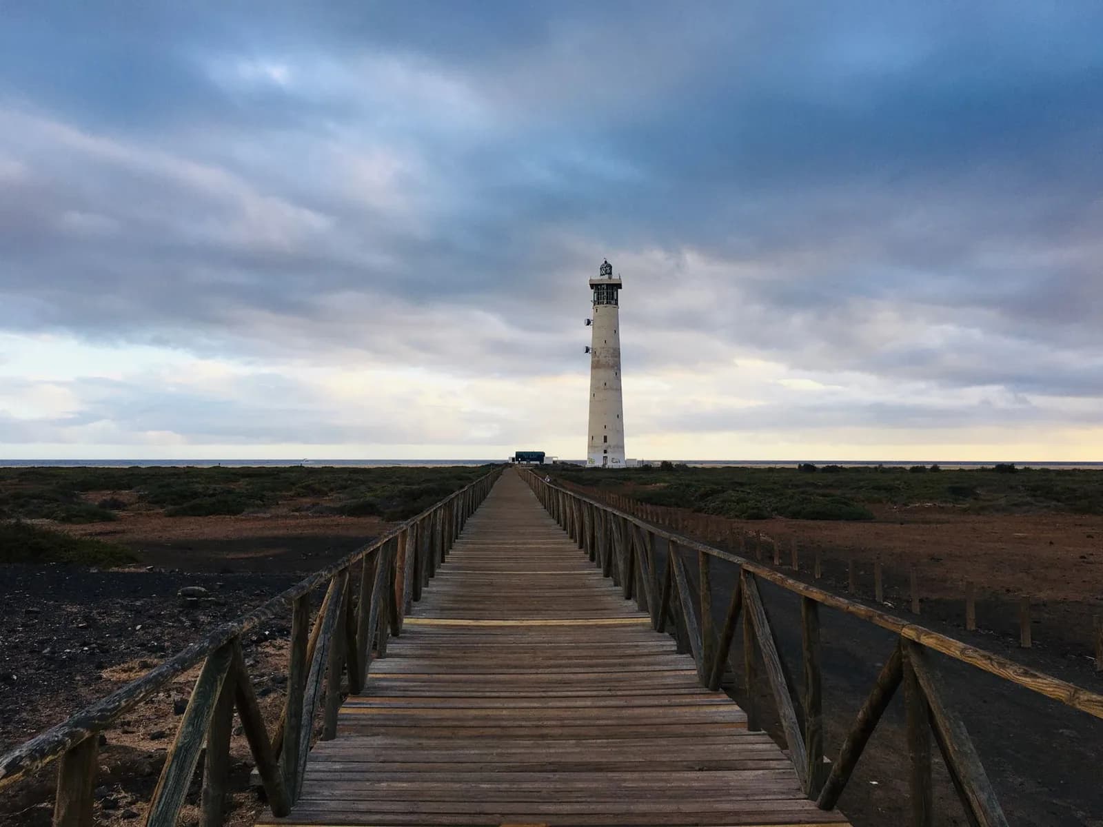 Faro junto al mar, símbolo de orientación ante los cambios y las emociones